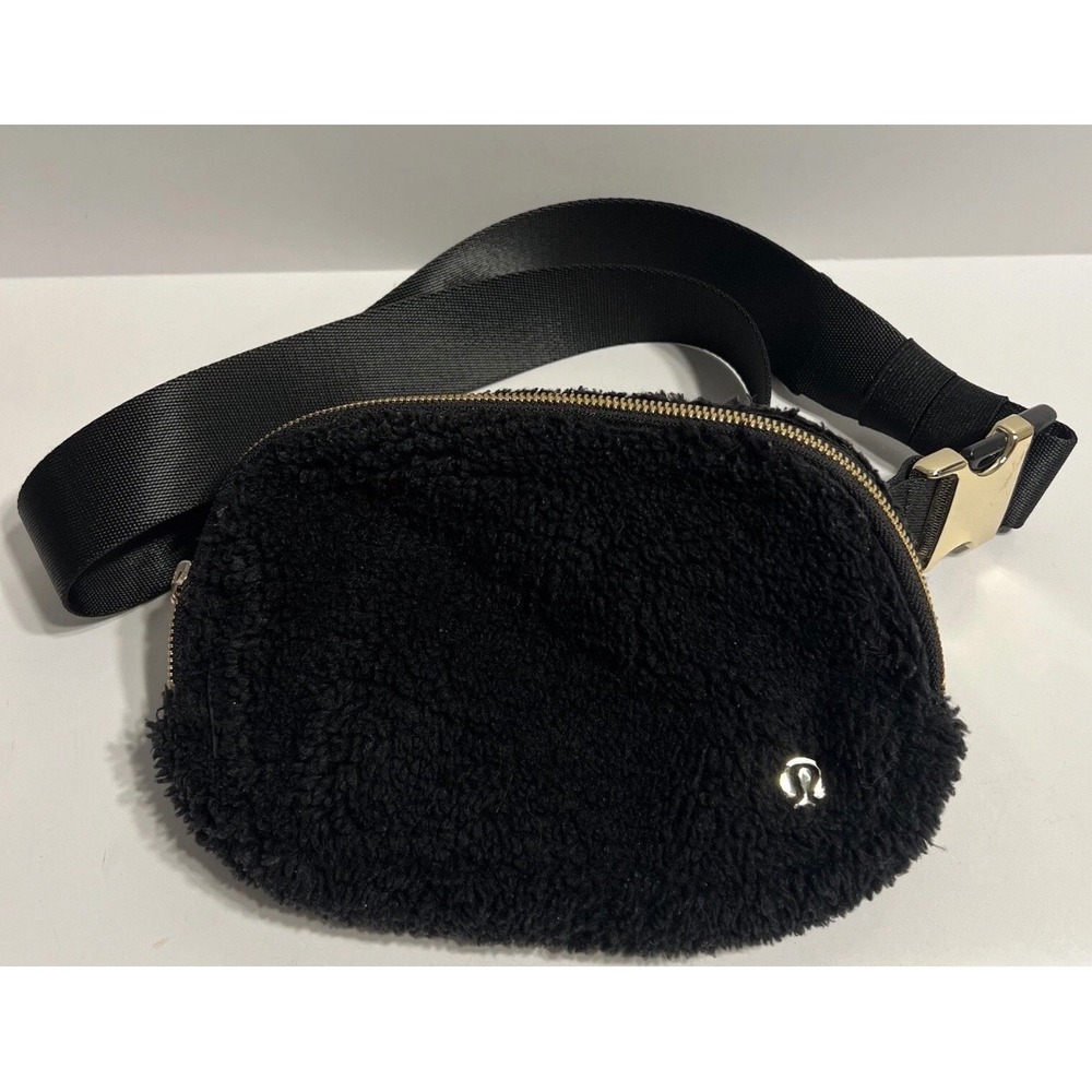 Lululemon Everywhere Belt Bag Black Sherpa Fleece Gold Hardware‎ Waist Pack